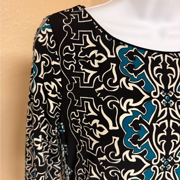 4/$15 White House Black Market Black and Teal Long Sleeve Dress - Picture 3 of 6